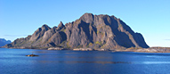 Typische, spitze und schroffe Bergwelt der Lofoten